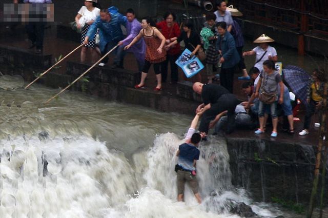 Un anciano cayó en el Río de Tuojiang al pasear por la Ciudad Antigua de Fénix, turismo 