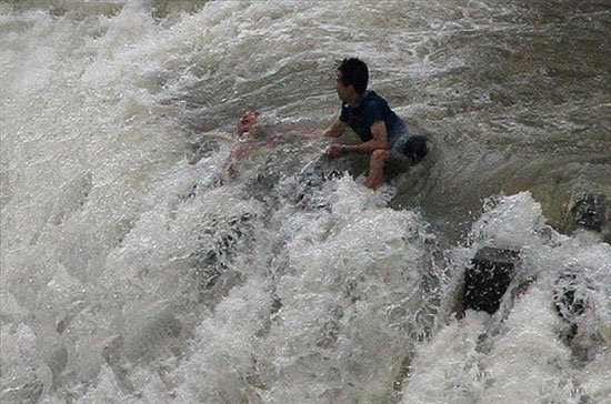 Un anciano cayó en el Río de Tuojiang al pasear por la Ciudad Antigua de Fénix, turismo 