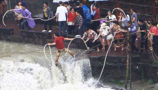 Un anciano cayó en el Río de Tuojiang al pasear por la Ciudad Antigua de Fénix, turismo 