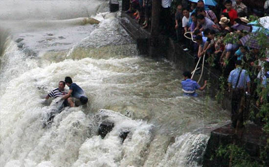 Un anciano cayó en el Río de Tuojiang al pasear por la Ciudad Antigua de Fénix, turismo 