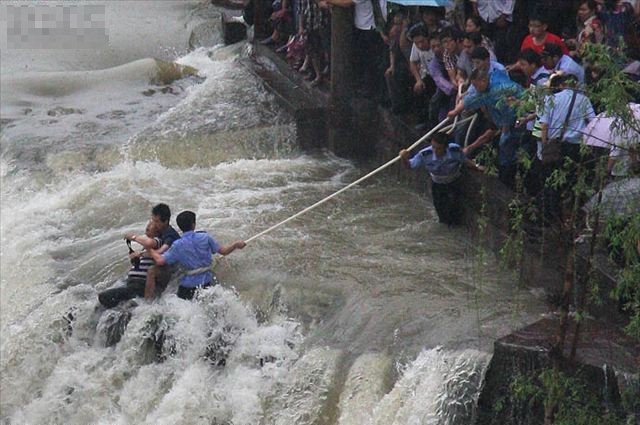 Un anciano cayó en el Río de Tuojiang al pasear por la Ciudad Antigua de Fénix, turismo 