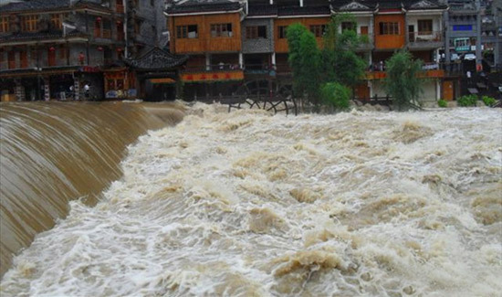 Un anciano cayó en el Río de Tuojiang al pasear por la Ciudad Antigua de Fénix, turismo 