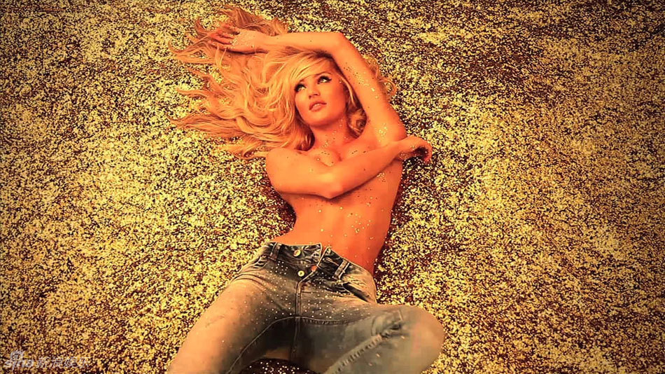 Candice Swanepoel, posa semidesnuda para la revista