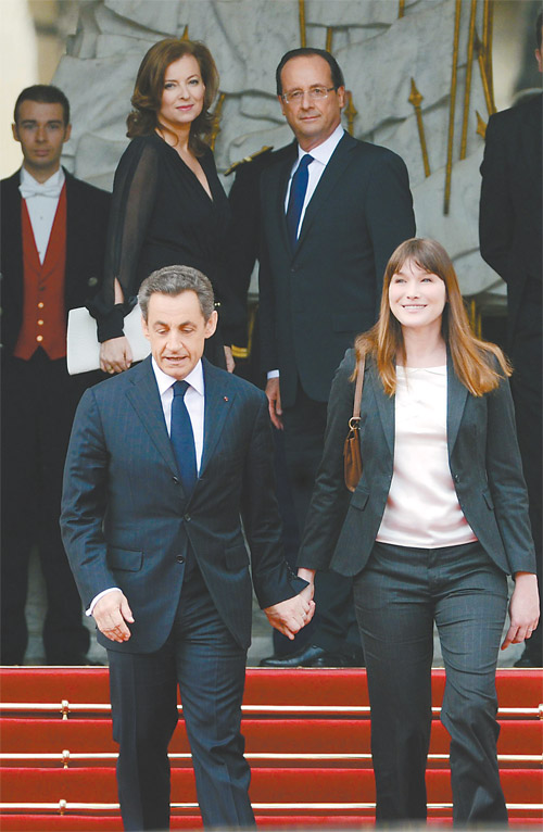 Sarkozy y Bruni se van bajo miradas de Hollande y su novia Valérie Trierweiler