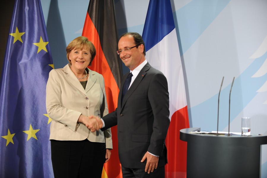 Hollande y Merkel siguen el protocolo y no pasan de lo dicho
