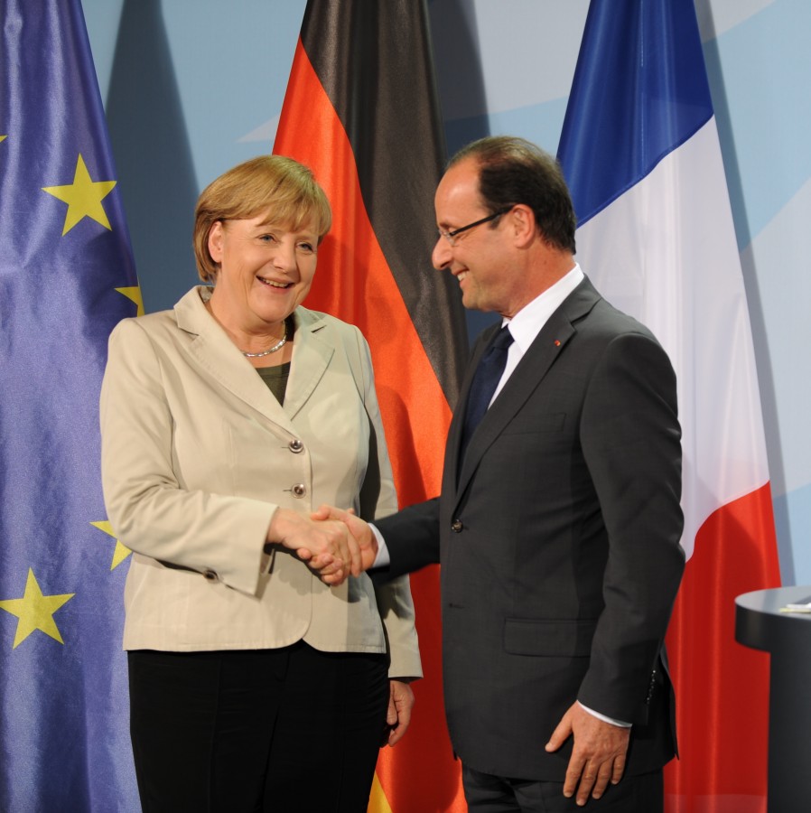 Hollande y Merkel siguen el protocolo y no pasan de lo dicho