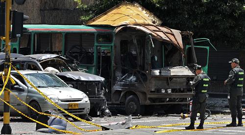 Atentado bomba contra ex ministro colombiano deja 2 muertos y 39 heridos