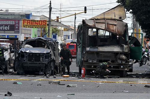 Atentado bomba contra ex ministro colombiano deja 2 muertos y 39 heridos