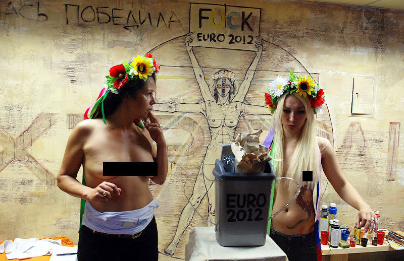 Intento de boicot de chica desnuda de FEMEN en un acto de la Eurocopa