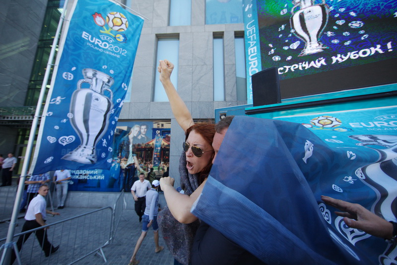 Intento de boicot de chica desnuda de FEMEN en un acto de la Eurocopa