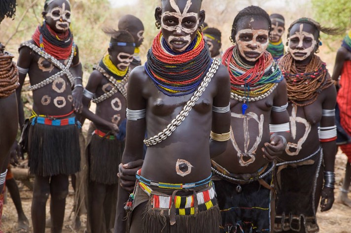 Visitas de la última tribu Kara primitiva en África