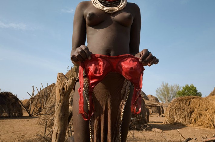 Visitas de la última tribu Kara primitiva en África