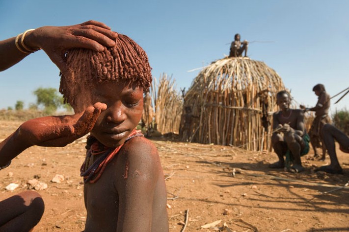 Visitas de la última tribu Kara primitiva en África