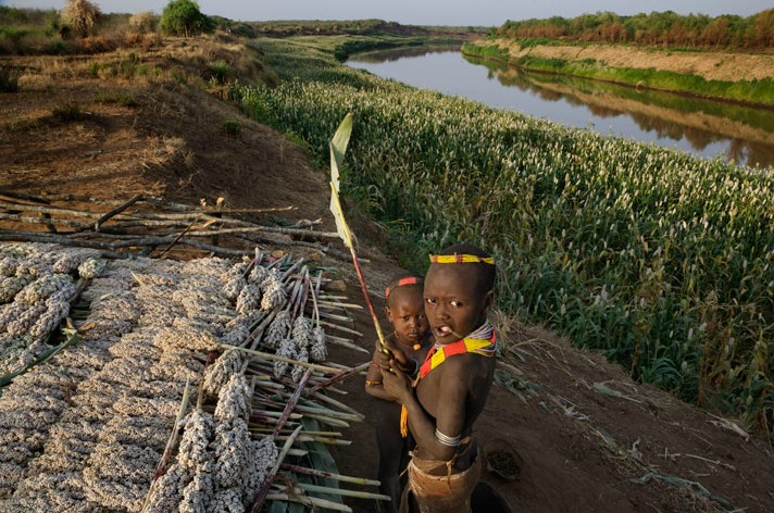 Visitas de la última tribu Kara primitiva en África