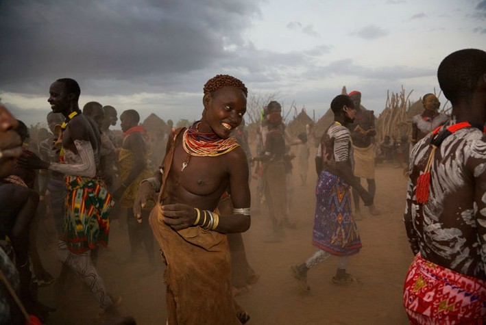 Visitas de la última tribu Kara primitiva en África