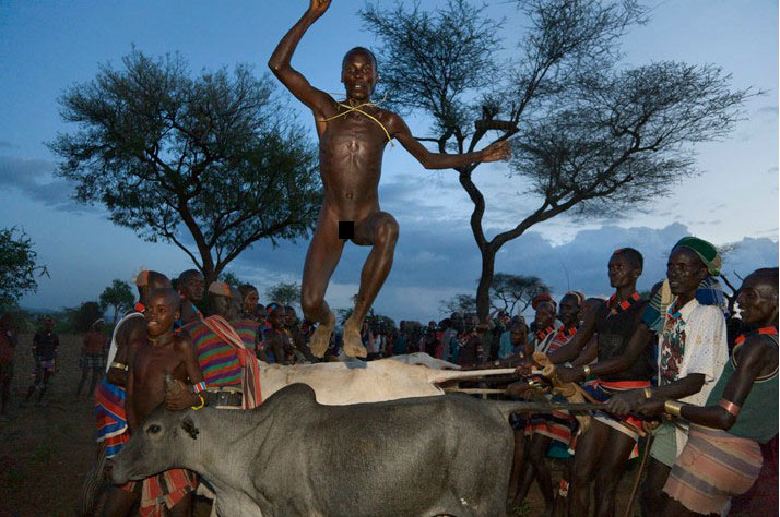 Visitas de la última tribu Kara primitiva en África