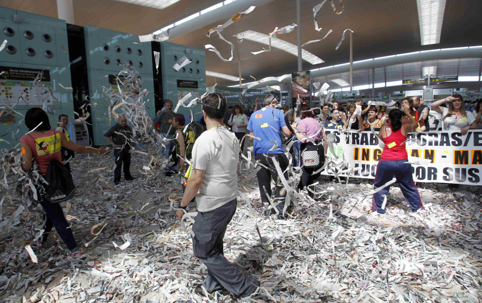 La huelga ,los trabajadores de limpieza , aeropuerto ,España, basura