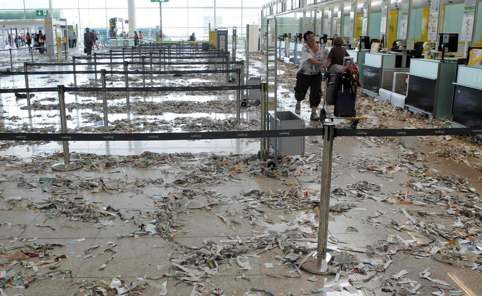 La huelga ,los trabajadores de limpieza , aeropuerto ,España, basura