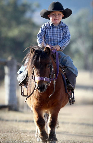 Royce Gill, tiene 2 años y es el vaquero más pequeño del mundo