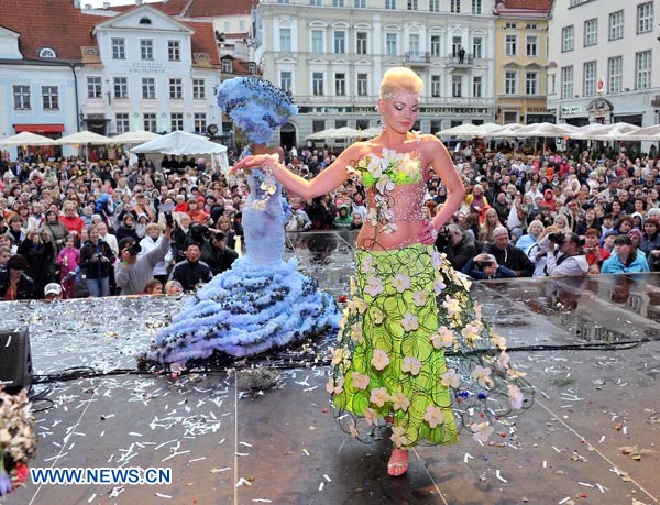 Hermosas modelos presentan vestidos hechos con flores en Estonia