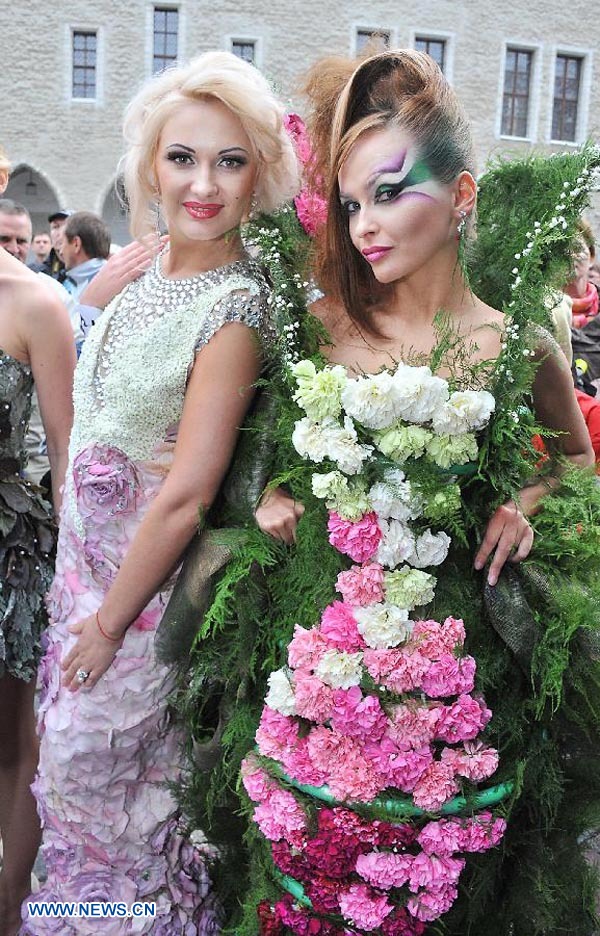Hermosas modelos presentan vestidos hechos con flores en Estonia