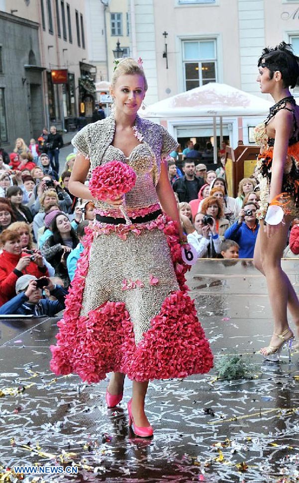  Hermosas modelos presentan vestidos hechos con flores en Estonia