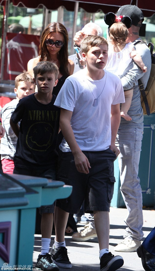 Beckham y su preciosa hija en el Parque de Disneyland