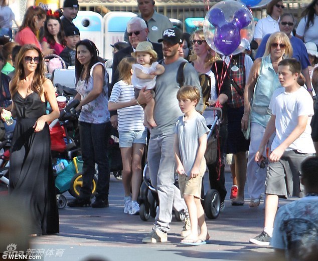 Beckham y su preciosa hija en el Parque de Disneyland