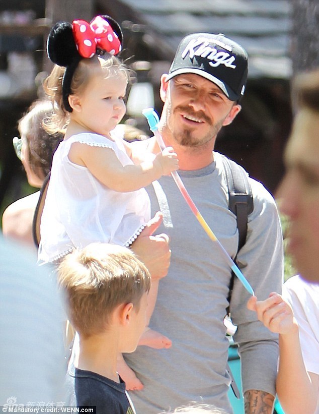 Beckham y su preciosa hija en el Parque de Disneyland