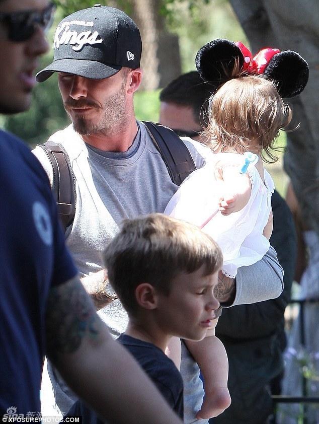 Beckham y su preciosa hija en el Parque de Disneyland