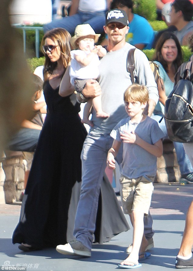 Beckham y su preciosa hija en el Parque de Disneyland