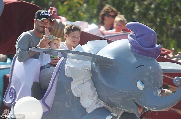 Beckham y su preciosa hija en el Parque de Disneyland