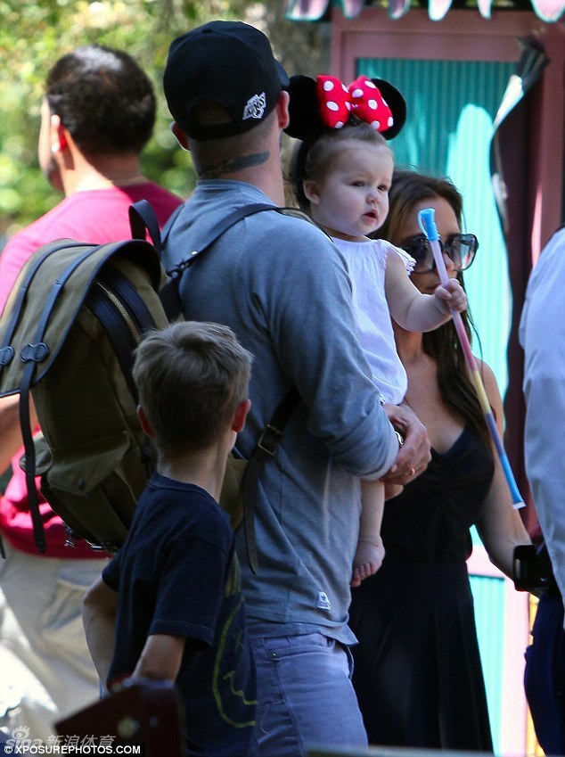 Beckham y su preciosa hija en el Parque de Disneyland