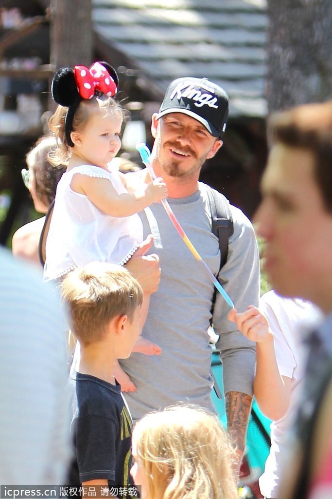 David Beckham visita Disneyland con “Minnie” en sus brazos