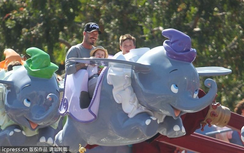 David Beckham visita Disneyland con “Minnie” en sus brazos