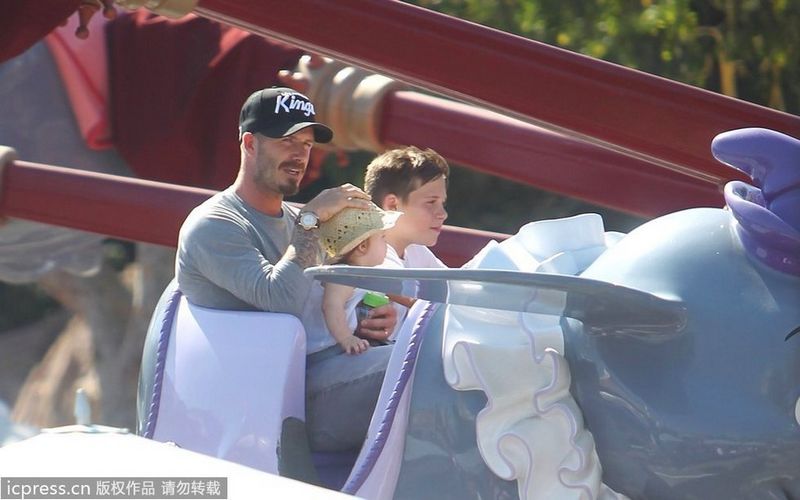 David Beckham visita Disneyland con “Minnie” en sus brazos