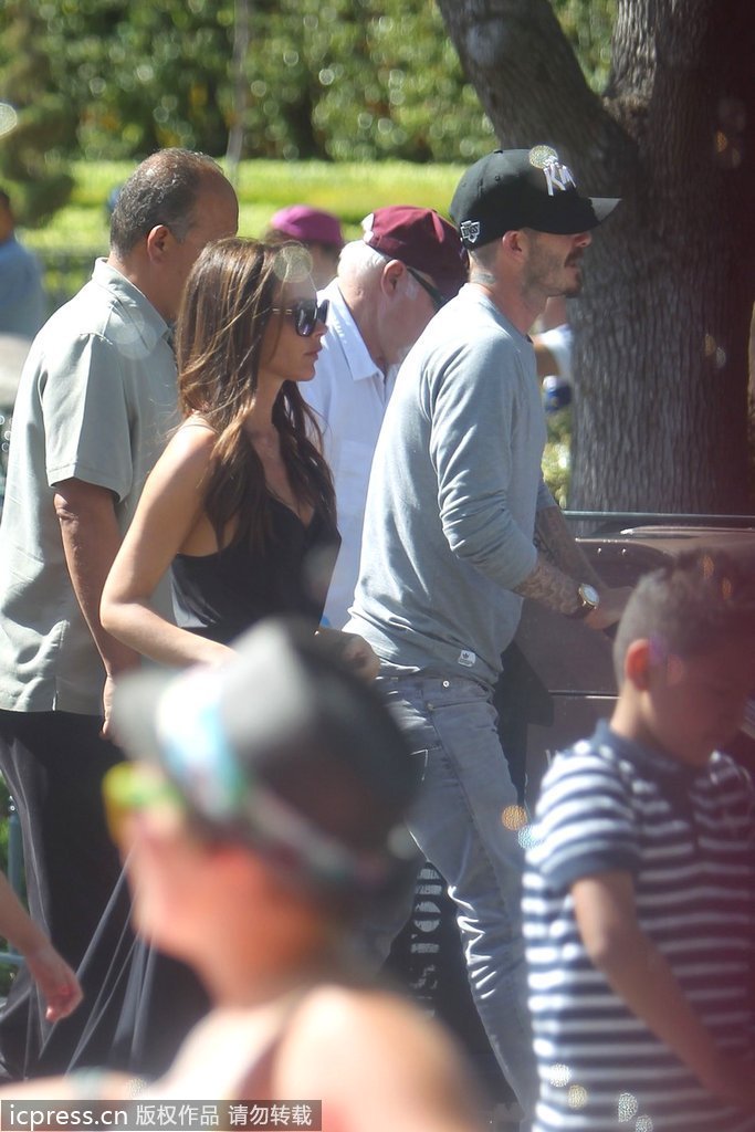 David Beckham visita Disneyland con “Minnie” en sus brazos