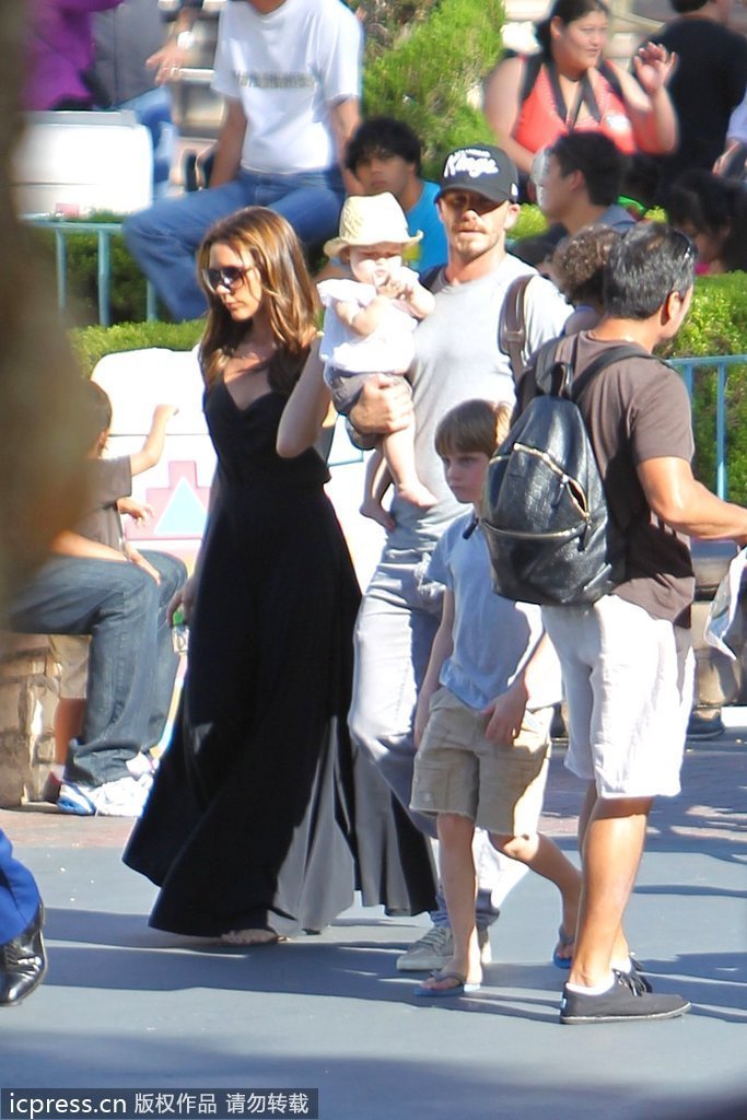 David Beckham visita Disneyland con “Minnie” en sus brazos