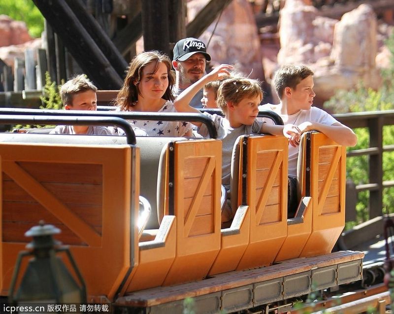 David Beckham visita Disneyland con “Minnie” en sus brazos