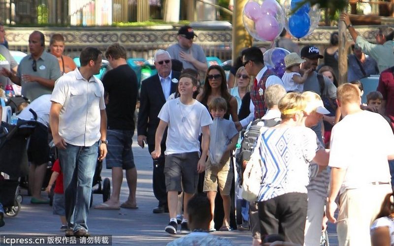 David Beckham visita Disneyland con “Minnie” en sus brazos