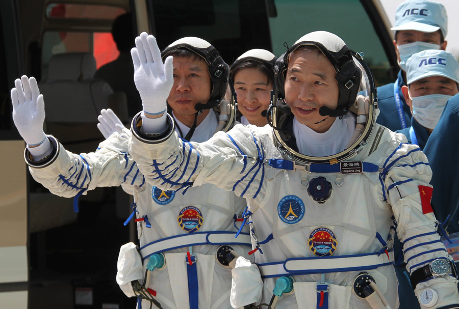 China elige los tres astronautas que emplean la misión de la nave Shenzhou-IX 11