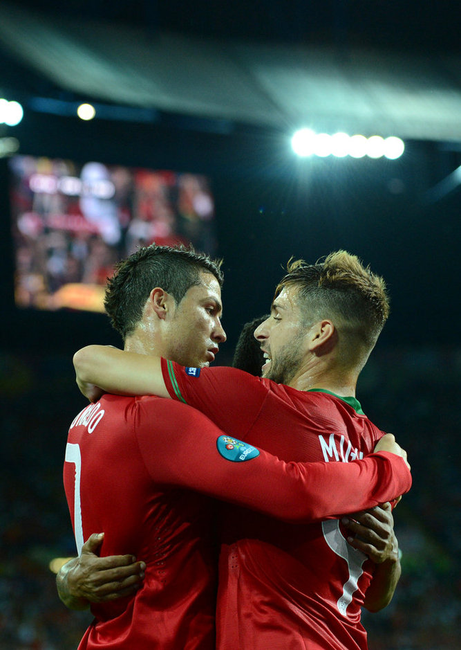 EURO 2012: Dos goles de Cristiano Ronaldo ayudan a Portugal