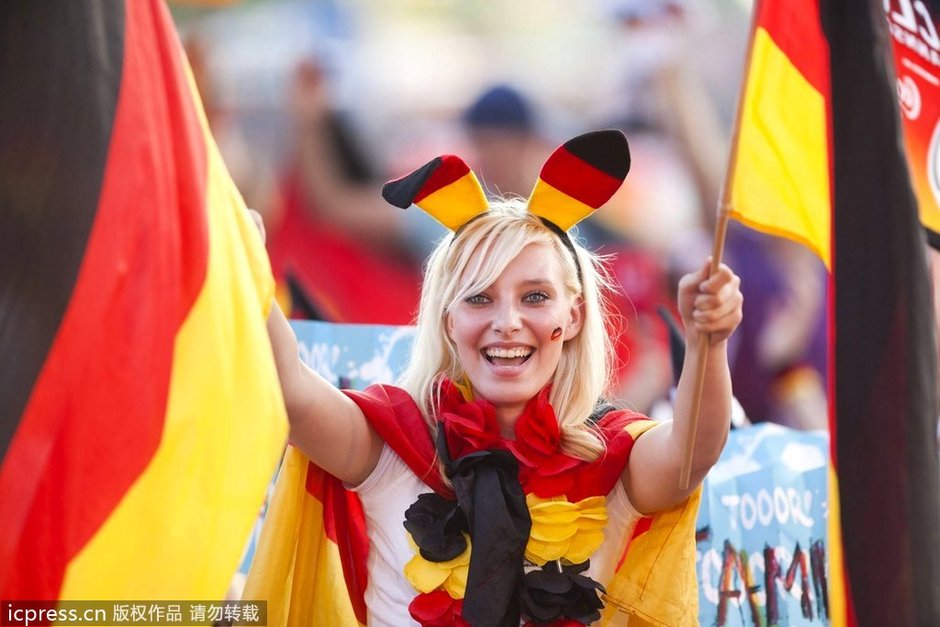 Aficionados de la selección alemana, llenan de animación y guapas