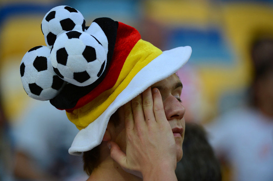 Aficionados de la selección alemana, llenan de animación y guapas