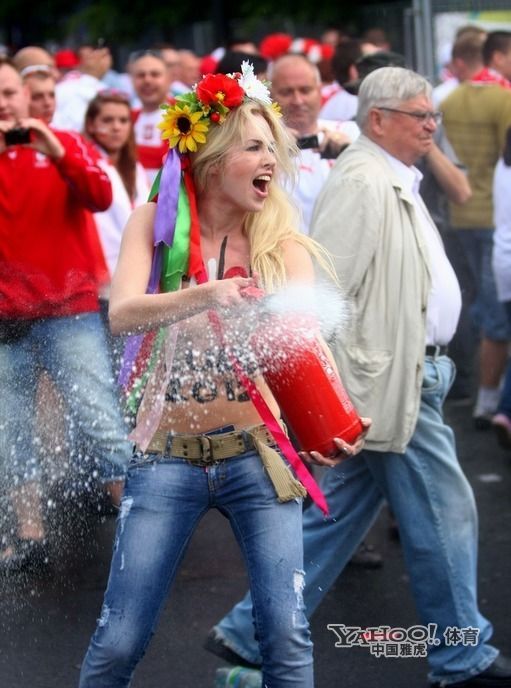 Las mujeres desnudas dan sorpresa a Eurocopa