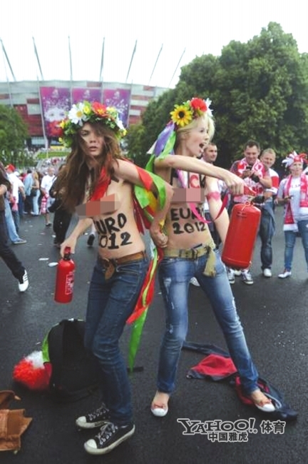 Las mujeres desnudas dan sorpresa a Eurocopa