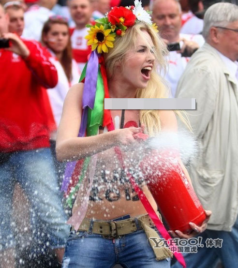 Las mujeres desnudas dan sorpresa a Eurocopa