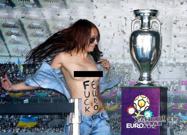 Las mujeres desnudas dan sorpresa a Eurocopa