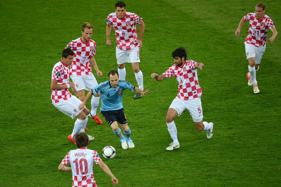 España sufre pero vence 1-0 a Croacia y clasifica