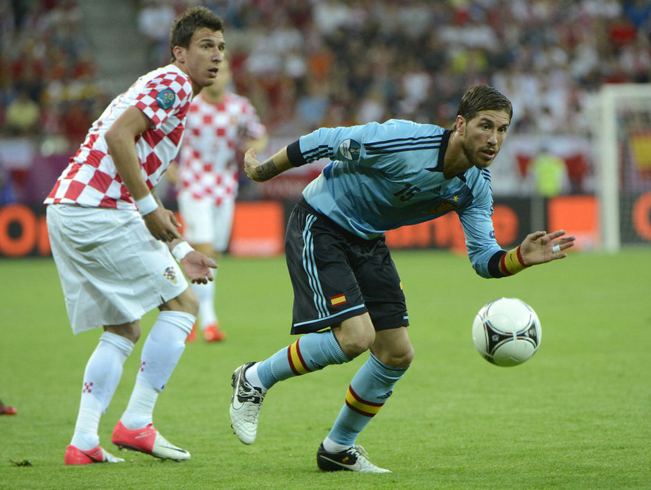 España sufre pero vence 1-0 a Croacia y clasifica